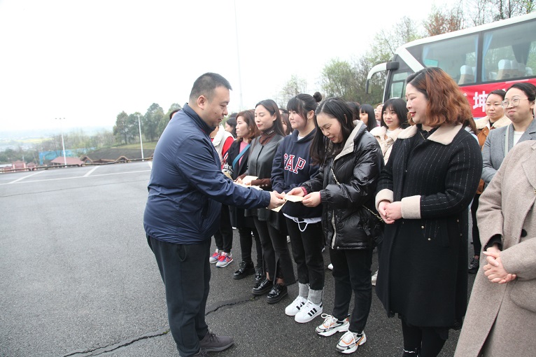 登山踏青歡度“三八婦女節(jié)”